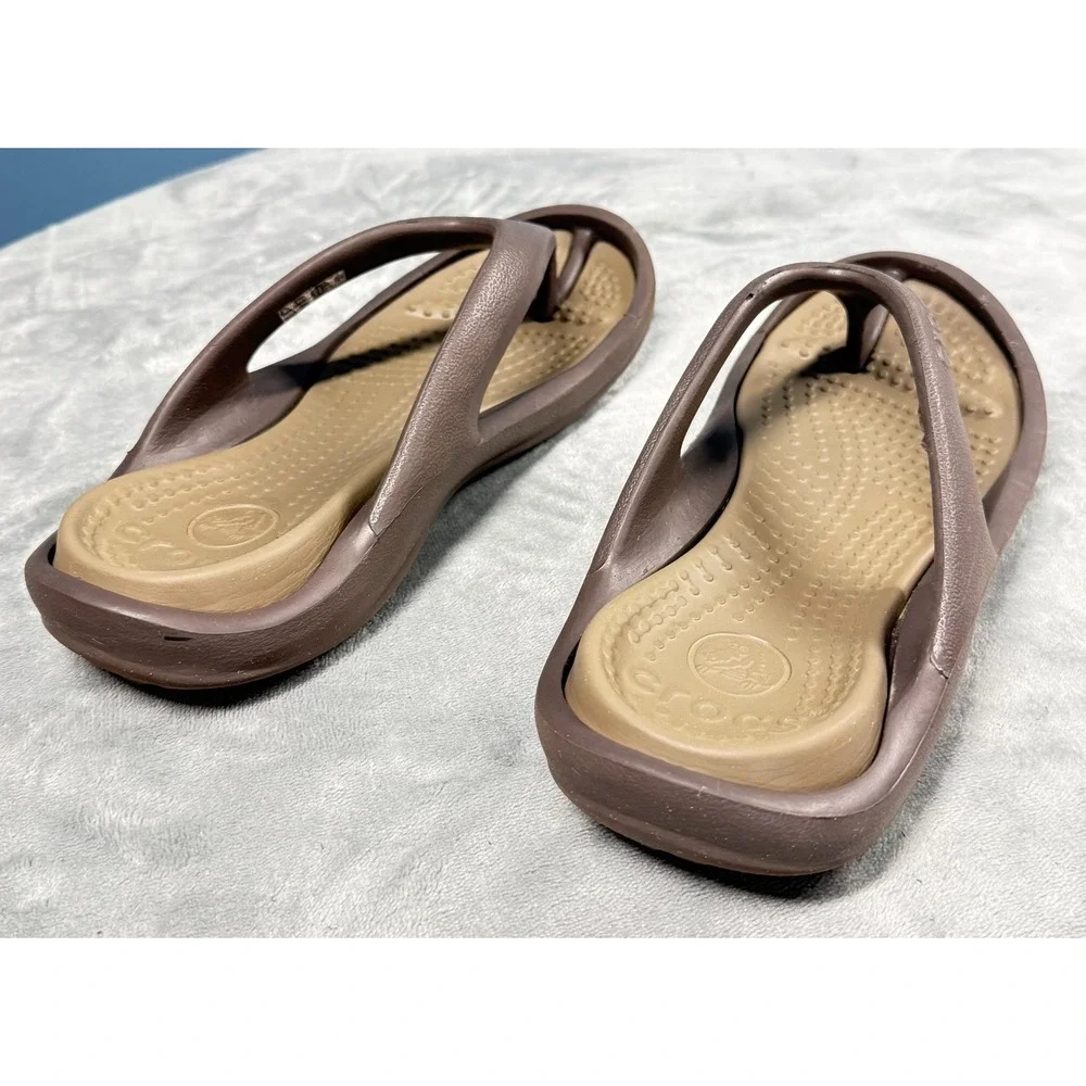 Crocs Sanrah Flip Flops Womens 8 Brown Wedge Sandals Thong Comfort